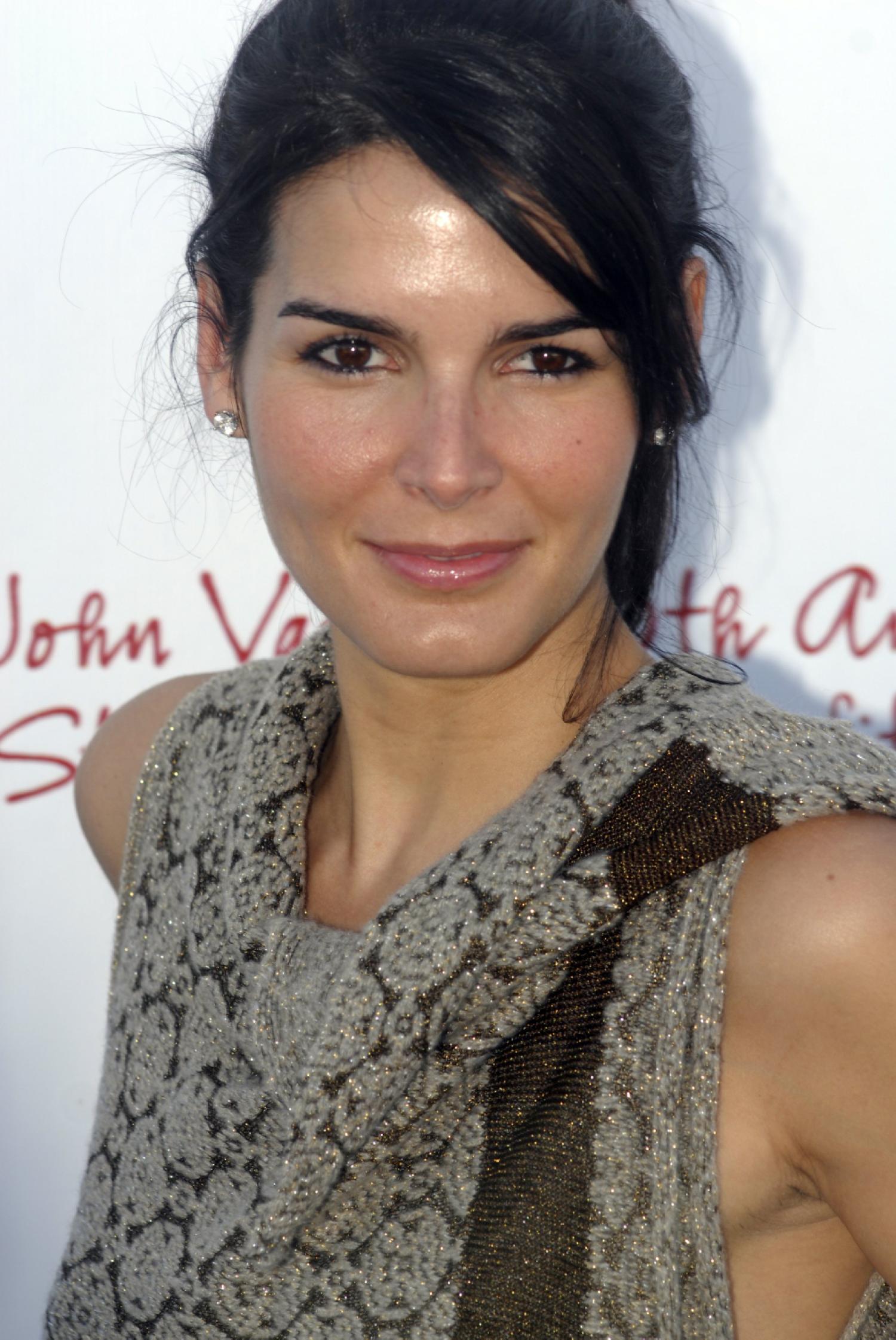 >Angie Harmon